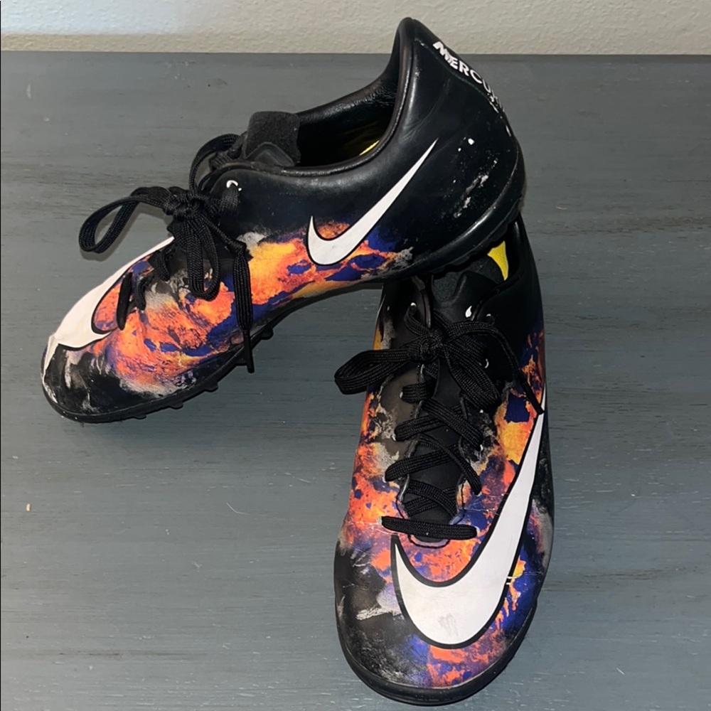 Nike Mercurial Victory V CR TF LAVA Black- White- Total Crimson sz 3Y EUC